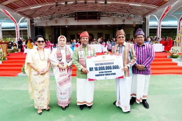 Komitmen Pembangunan Merata: Gubernur Sulsel Serahkan Bantuan Keuangan Rp10 Miliar di Hari Jadi Toraja Utara ke-18