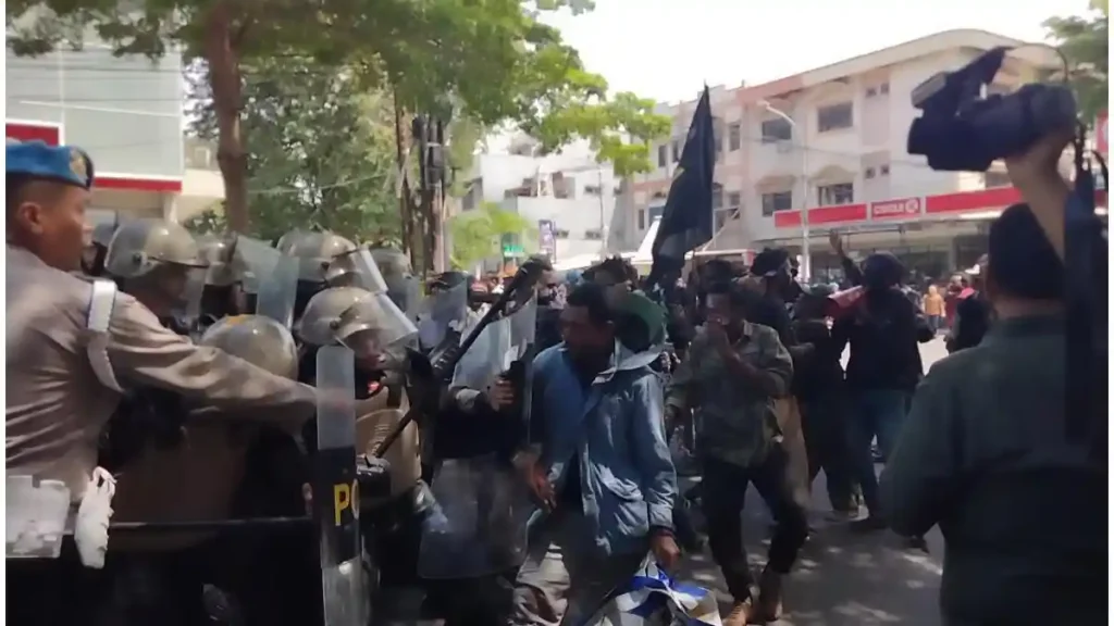 Demo Mahasiswa Papua di Makassar Diwarnai Ketegangan Usai Dihadang Massa: Polisi Pastikan Situasi Terkendali