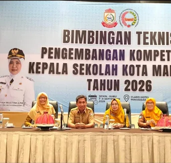 Sorotan Publik: Tetap Pakai Pakaian Dinas dan Duduk di Barisan Depan, Pejabat Non-Aktif Disdik Makassar Tuai Kontroversi unnamed